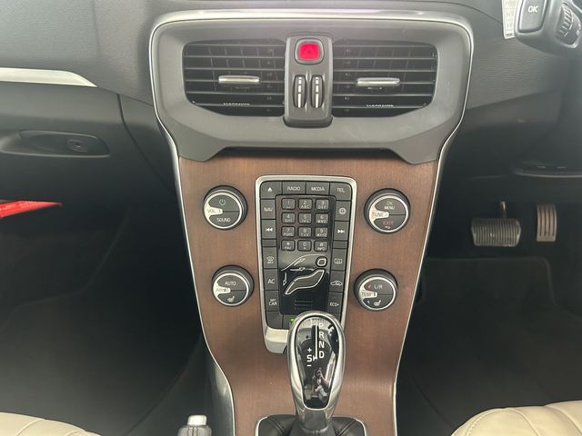 VOLVO V40 2019 Image 31