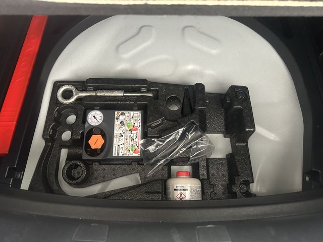 VOLVO V40 2019 Image 31