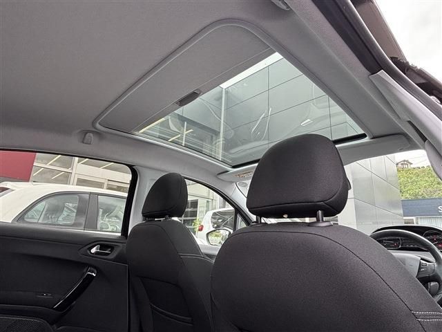 PEUGEOT 208 2016 Image 31