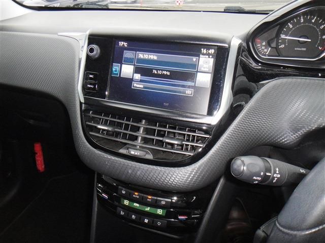 PEUGEOT 208 2016 Image 31