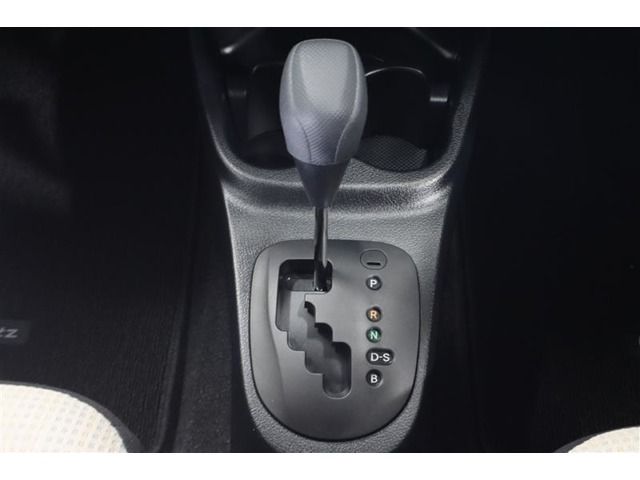 TOYOTA VITZ 2019 Image 31