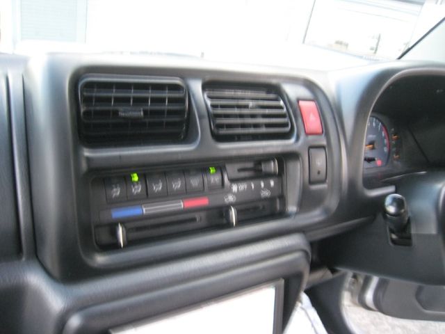 SUZUKI JIMNY 4WD 2002 Image 31