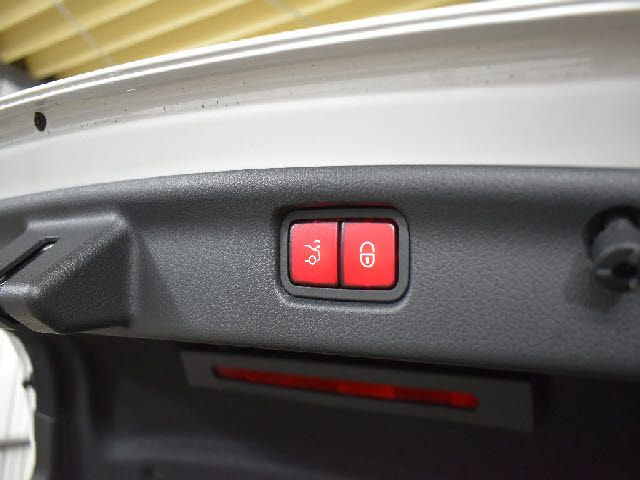 MERCEDES BENZ C CLAS 2022 Image 31