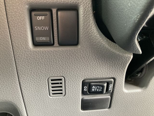 NISSAN NV350 CARAVAN WAGON 2017 Image 31