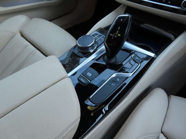 BMW 5SERIES TOURING 2017 Image 31