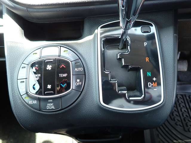 TOYOTA VOXY 2014 Image 31