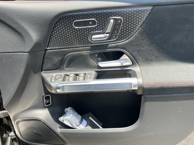 MERCEDES BENZ EQB 2025 Image 31