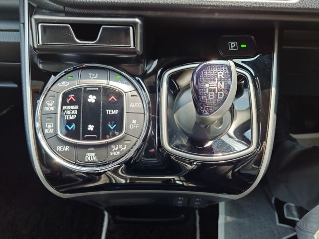 TOYOTA VOXY HYBRID 2020 Image 31