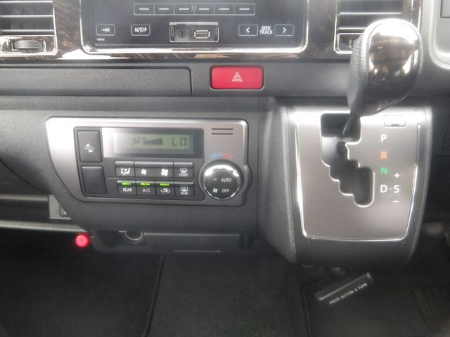 TOYOTA HIACE VAN 2WD 2019 Image 31