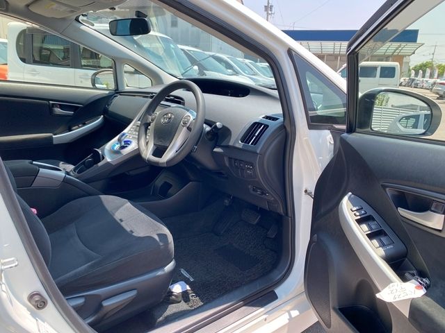 TOYOTA PRIUS 2013 Image 31