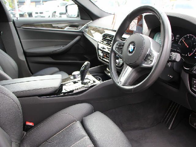 BMW 5SERIES TOURING 2019 Image 31