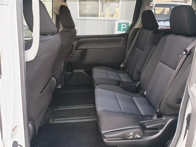 TOYOTA VOXY 2014 Image 31