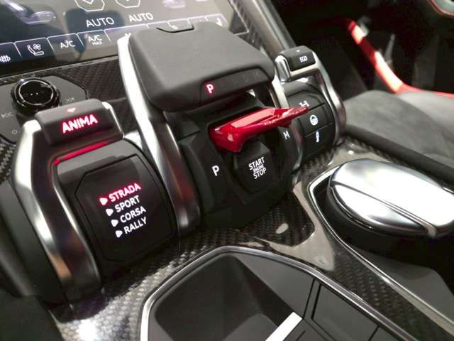 LAMBORGHINI URUS 2025 Image 31