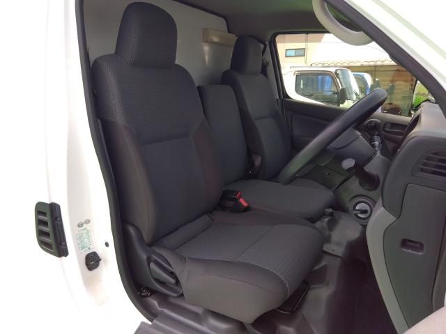 NISSAN NV350 CARAVAN 2017 Image 31
