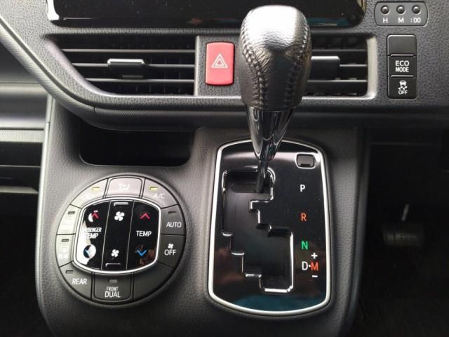 TOYOTA NOAH 2015 Image 31