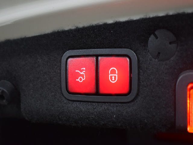 MERCEDES BENZ MERCEDES AMG C CLASS 2019 Image 31