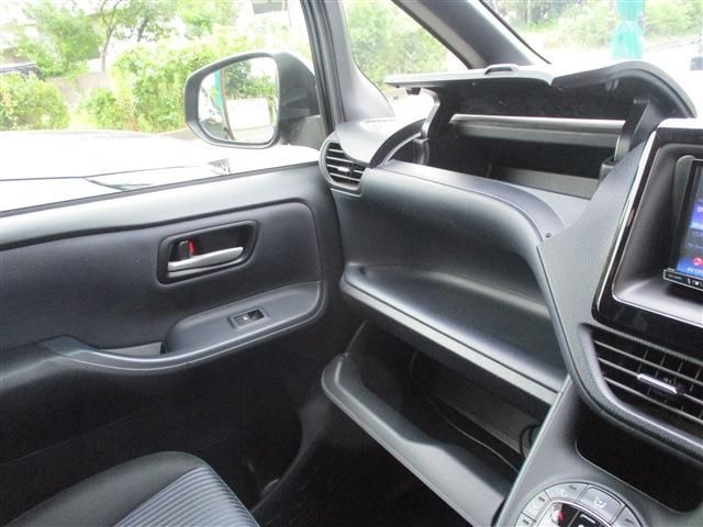 TOYOTA VOXY 2014 Image 31