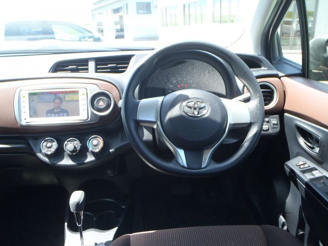 TOYOTA VITZ 2012 Image 31