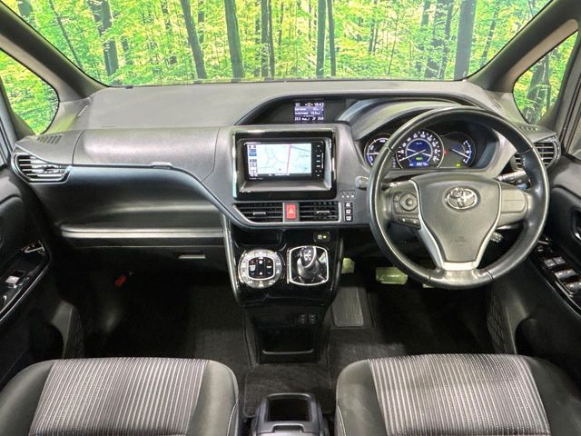 TOYOTA VOXY HYBRID 2017 Image 31