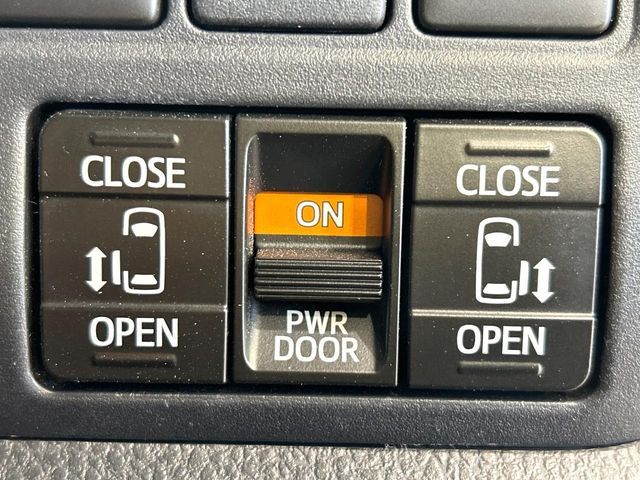 TOYOTA VOXY HYBRID 2017 Image 31