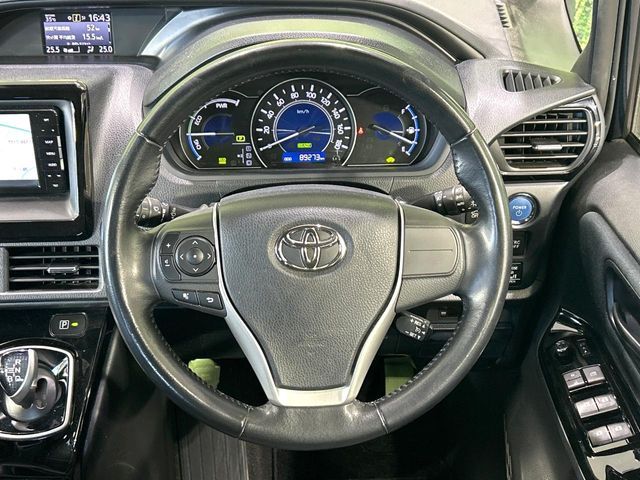 TOYOTA VOXY HYBRID 2017 Image 31
