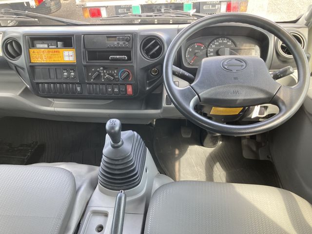 HINO DUTRO 2011 Image 31