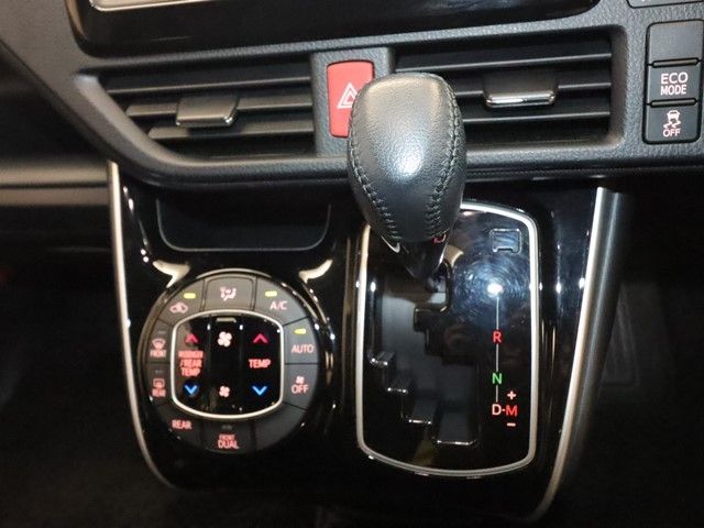 TOYOTA VOXY 2018 Image 31