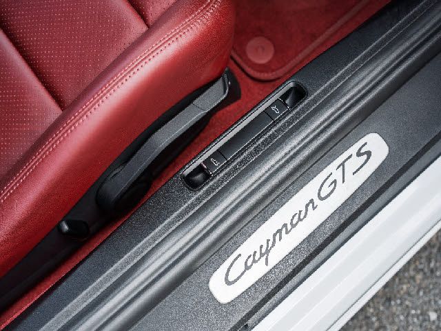 PORSCHE 718CAYMAN 2018 Image 31