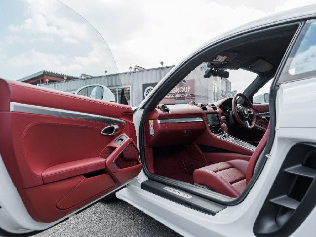 PORSCHE 718CAYMAN 2018 Image 31