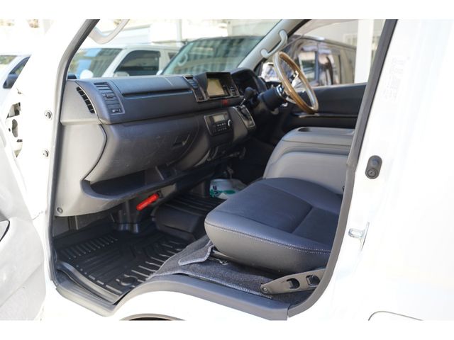 TOYOTA HIACE VAN 2WD 2017 Image 31