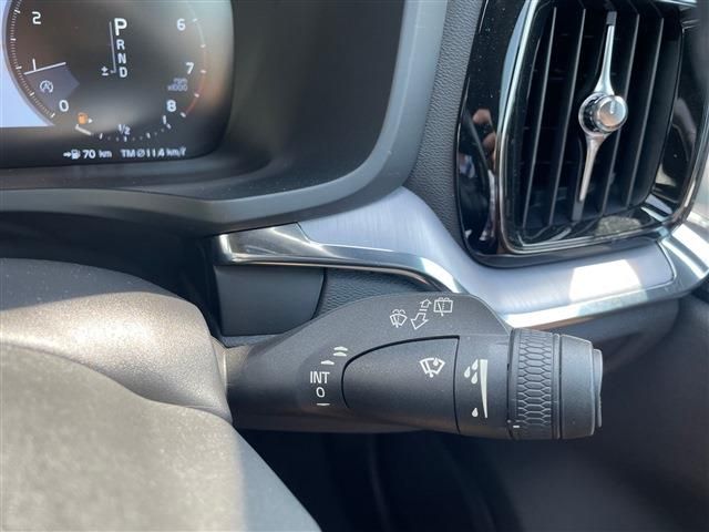 VOLVO V60 2019 Image 31