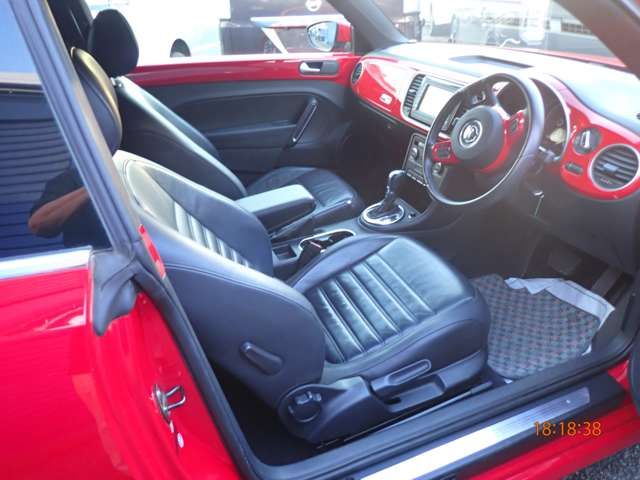 VOLKSWAGEN THE BEETL 2012 Image 31