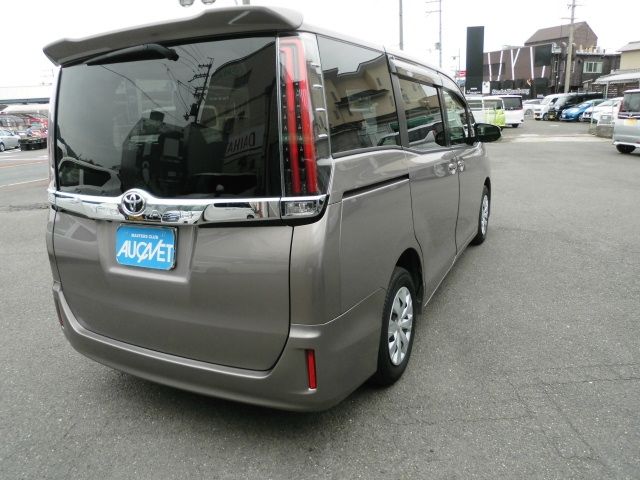 TOYOTA NOAH 2018 Image 31