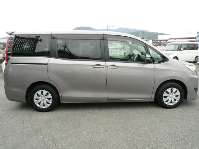 TOYOTA NOAH 2018 Image 31