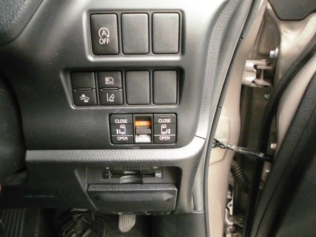 TOYOTA NOAH 2018 Image 31