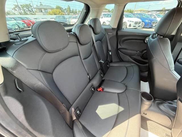 BMW MINI COOPER D 5DOOR 2018 Image 31