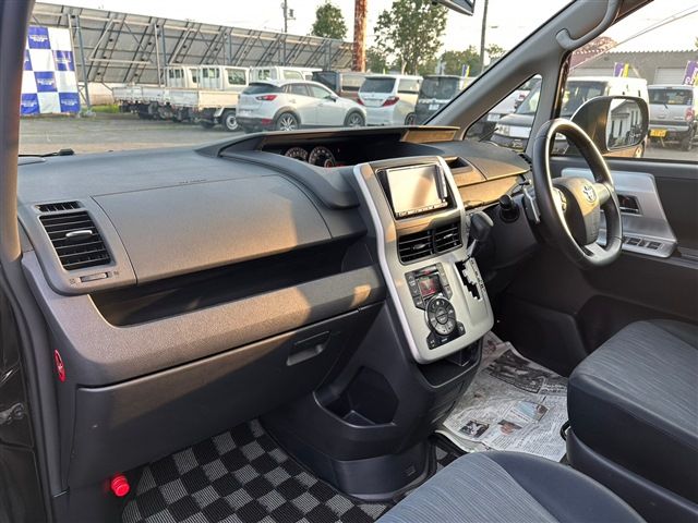 TOYOTA VOXY 4WD 2011 Image 31