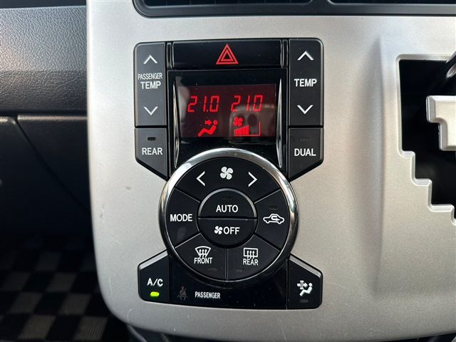 TOYOTA VOXY 4WD 2011 Image 31