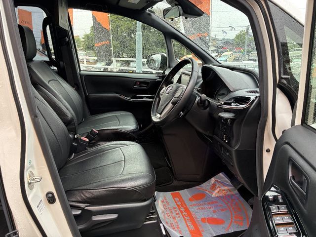 TOYOTA VOXY 2017 Image 31