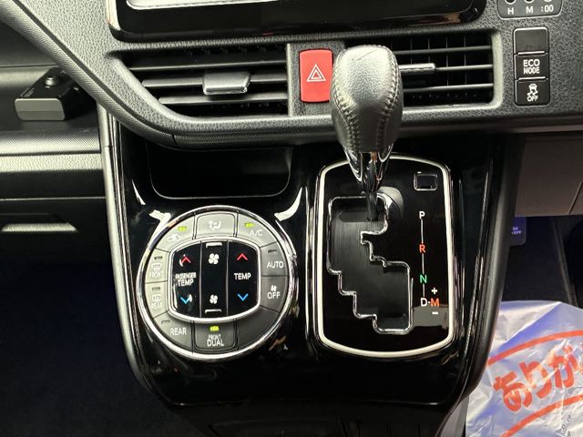 TOYOTA VOXY 2017 Image 31