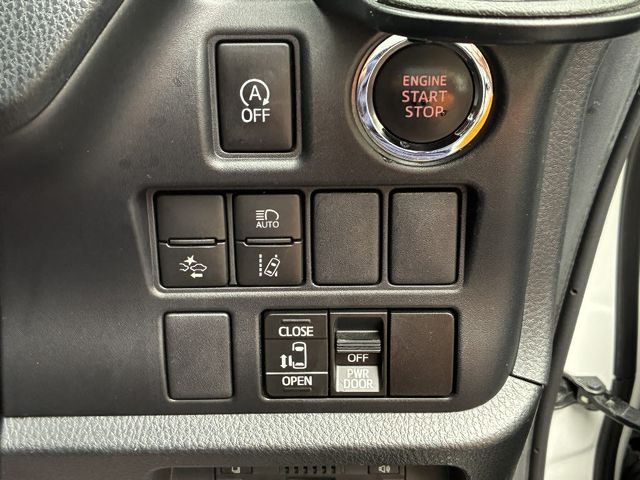 TOYOTA VOXY 2017 Image 31