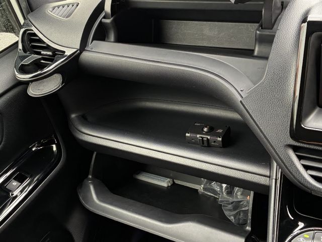 TOYOTA VOXY 2017 Image 31