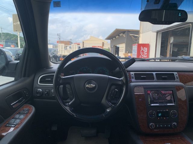 CHEVROLET SUBURBAN 2010 Image 31