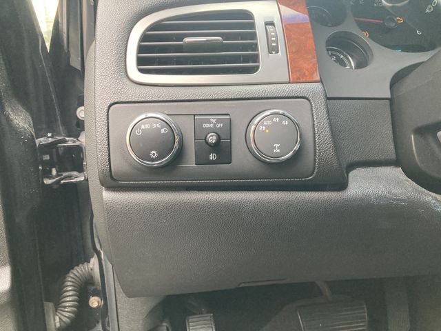 CHEVROLET SUBURBAN 2010 Image 31