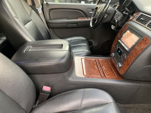 CHEVROLET SUBURBAN 2010 Image 31
