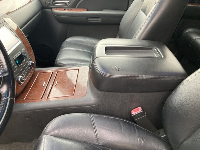 CHEVROLET SUBURBAN 2010 Image 31