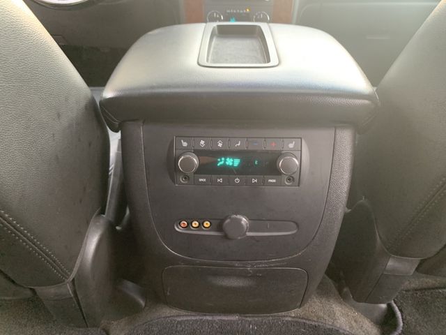 CHEVROLET SUBURBAN 2010 Image 31