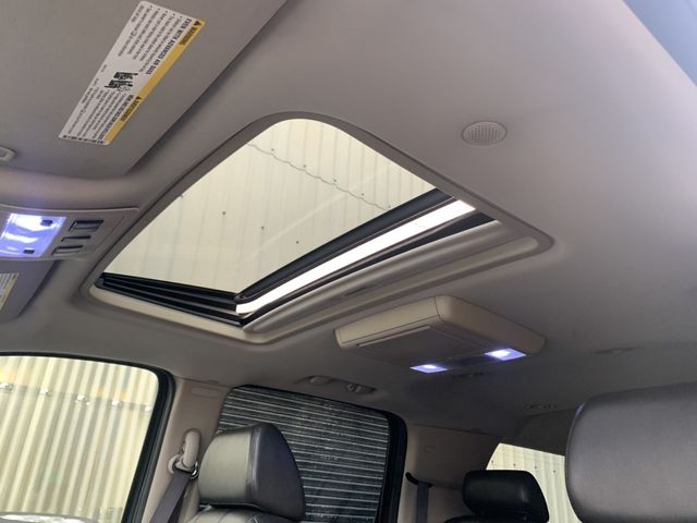 CHEVROLET SUBURBAN 2010 Image 31