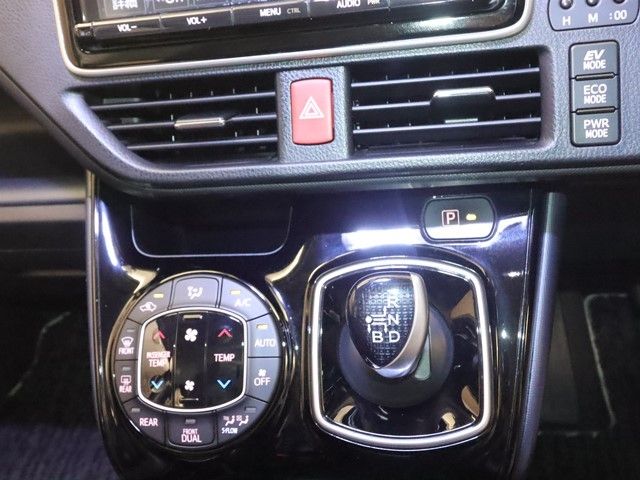 TOYOTA VOXY HYBRID 2016 Image 31