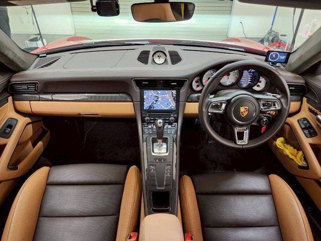 PORSCHE 911 2018 Image 31